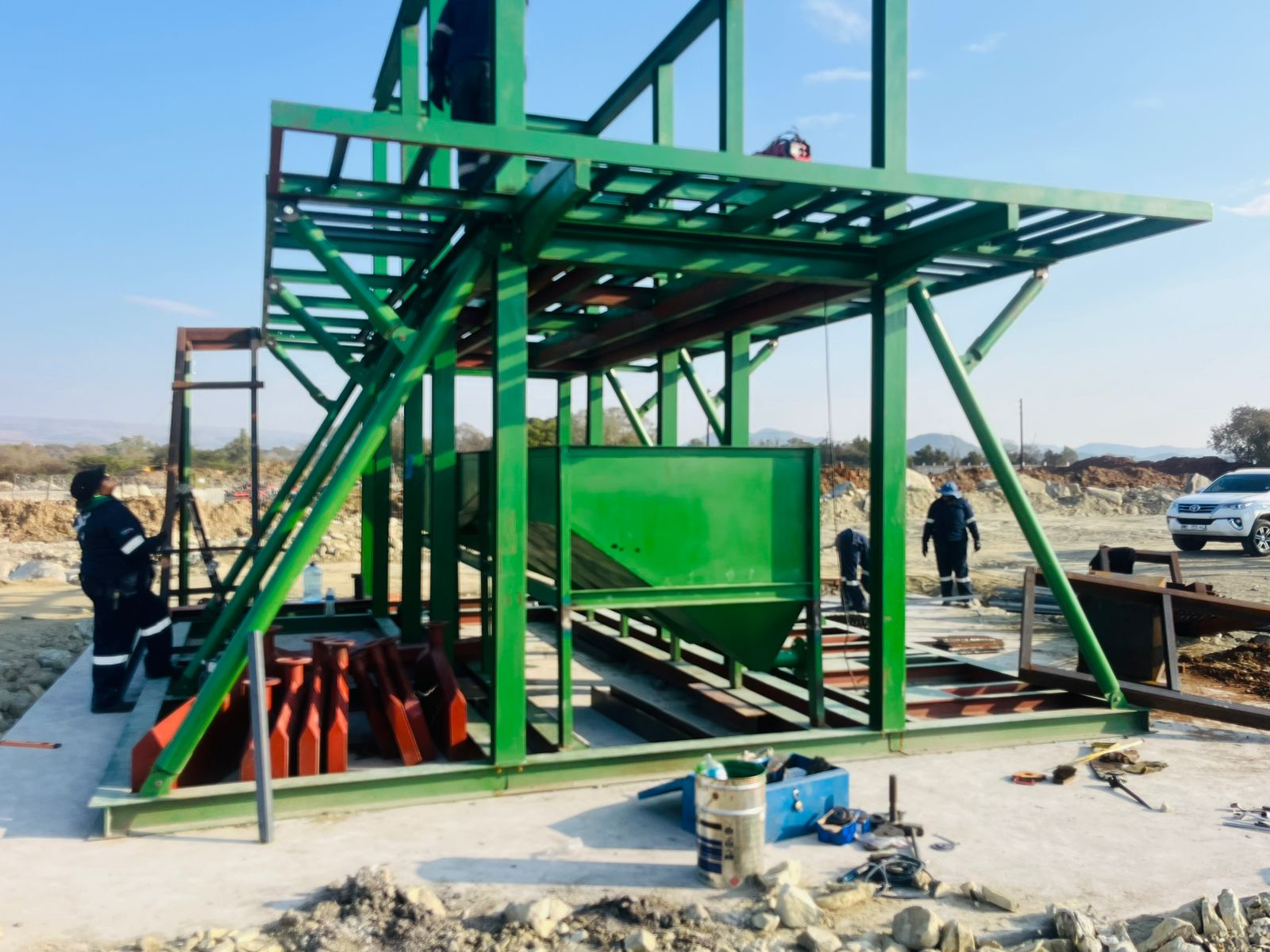 Chrome wash plant — feed hopper and upper deck installation